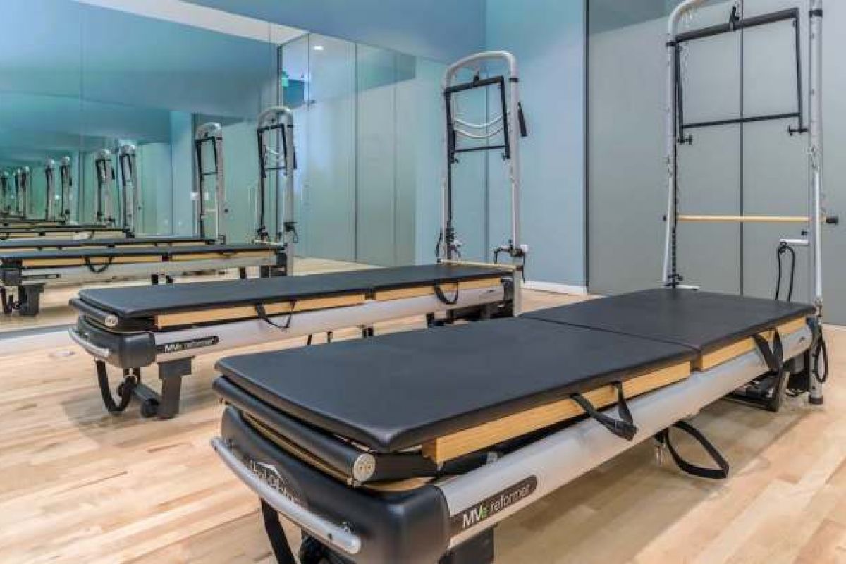 Optima Verdana luxury apartment with Two Pilates reformer machines in a mirrored studio offer a space to discover health benefits and build a stronger self.